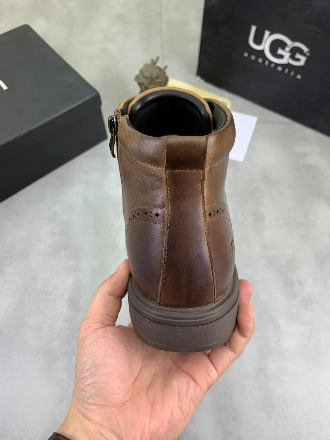 Men's shoes 💰P620 [New style] 💰 🆘 "Real wool" [UGG] 👉The popular men's shoes are synchronized with the official website 🔰The quality [proud] is not comparable to the imitations in the general market 🌀The upper is imported Italian frosted cowhide, and the lining: foot pads 🅰️Grade 🐑Real wool👻Only Grade A can show the effect The hand feels smooth and delicate 🔱The shoe shape is grand, only the factory can do it 🎄The perfect toughness of the original outsole 👻⬛️ can allow customers to say goodbye to one-time consumption. Real wool lining, super warm. Brown and gray available. Size: 38-44